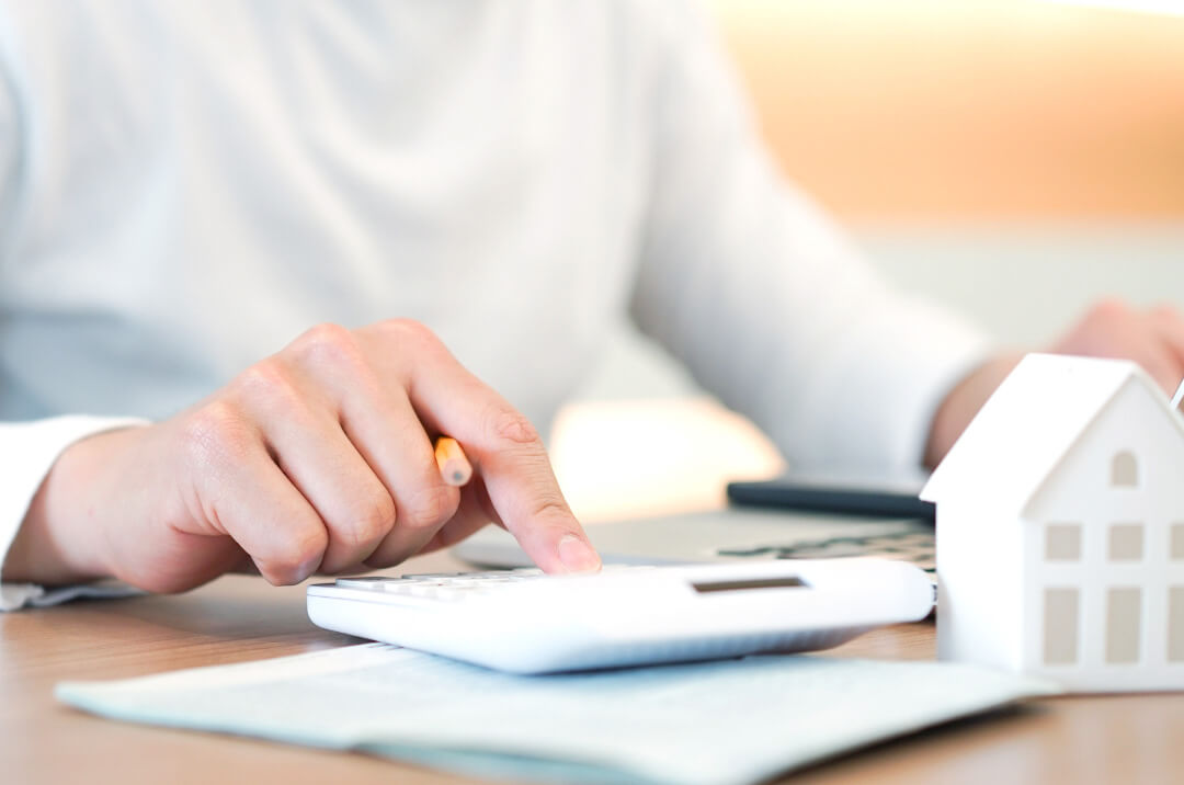 電卓を使い家計簿をつける様子