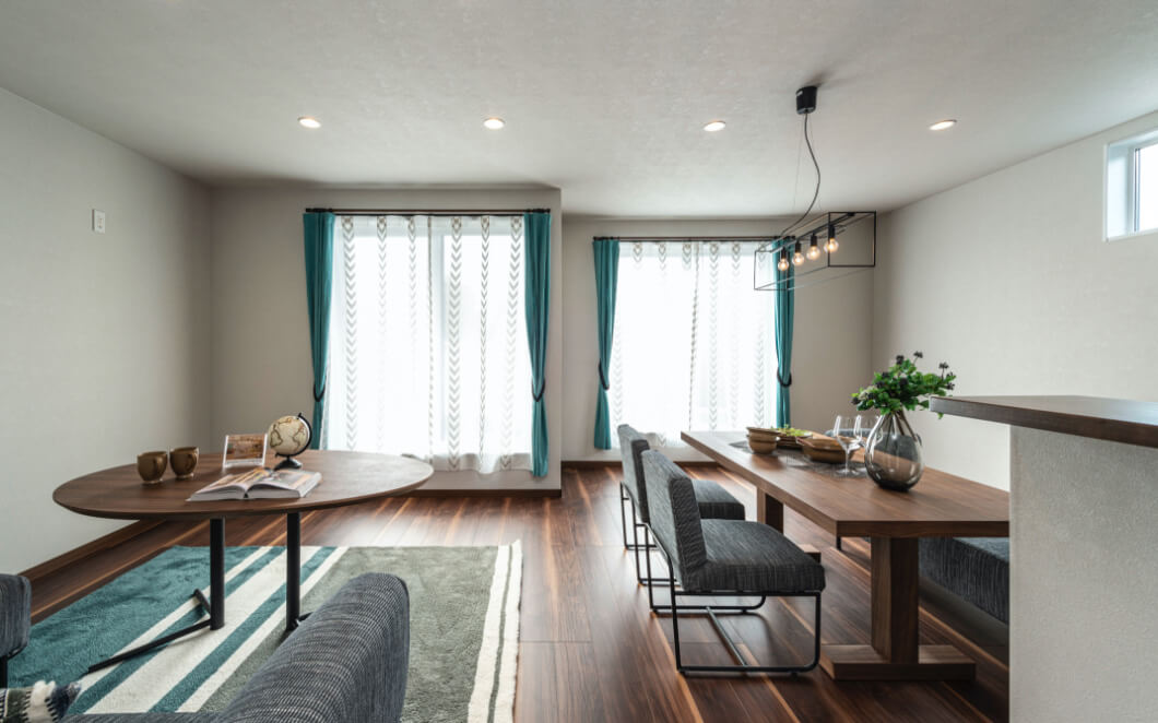 アクセントカラーを生かした家族が集まるリビング・ダイニング